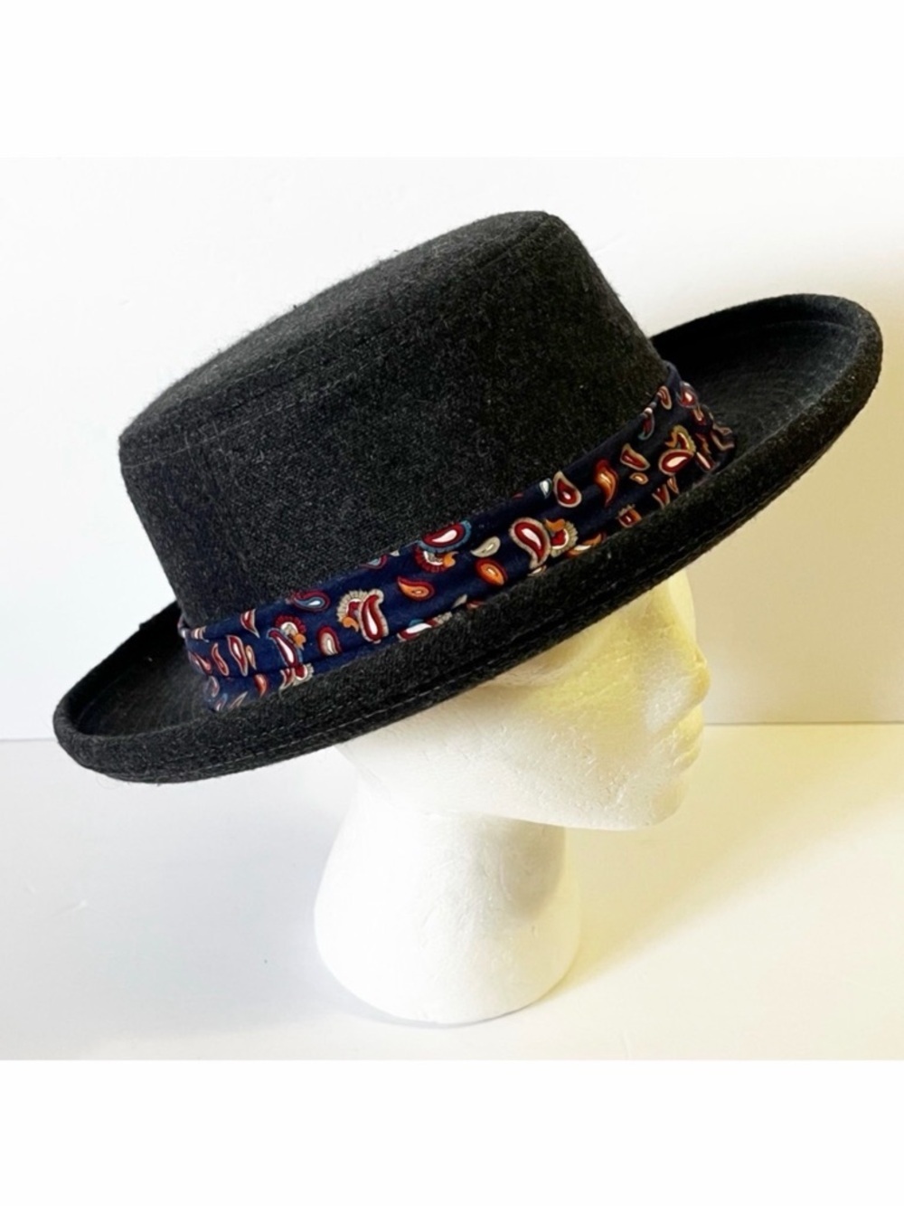 London Fog Mens Grey Pork Pie Hat Sz M 7 7.5 Blue Paisley Colorful Ribbon USA